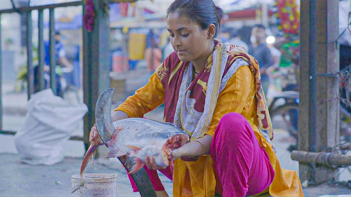 নাটকের দৃশ্যে তটিনী। ছবি : পরিচালকের সোজন্যে