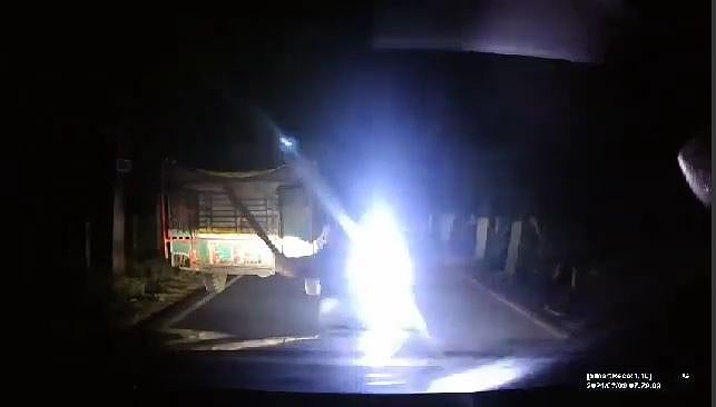 গাড়ি থামালে টর্চলাইট ও অস্ত্র হাতে এগিয়ে আসতে দেখা যায় দুজন ব্যক্তিকে