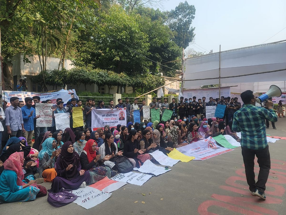 ধর্ষণচেষ্টার অভিযোগ ওঠা অধ্যাপকের স্থায়ী অব্যাহতির দাবিতে ক্লাস বর্জন করে চতুর্থ দিনের মতো আন্দোলন করছেন রসায়ন বিভাগের শিক্ষার্থীরা। আজ মঙ্গলবার দুপুরে চট্টগ্রাম বিশ্ববিদ্যালয়ের প্রশাসনিক ভবনের সামনে