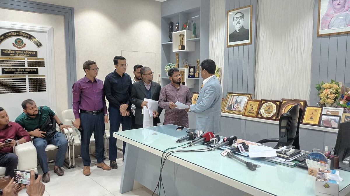 ঢাকার গোয়েন্দা পুলিশের (ডিবি) প্রধান হারুন অর রশীদের কাছে লিখিত অভিযোগ তুলে দেন আয়ানের বাবা শামীম আহমেদ