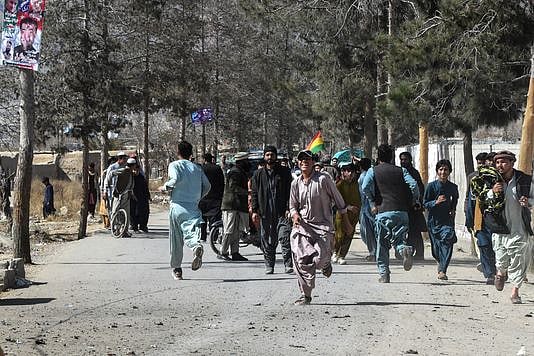 পাকিস্তানে ভোট গ্রহণের সময় একটি নির্বাচনী কেন্দ্রের সামনে বোমা বিস্ফোরণ। ভয়ে দৌড়ে পালাচ্ছেন লোকজন। গতকাল কোয়েটা শহরে