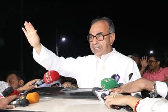 আজ সোমবার সন্ধ্যায় কেরানীগঞ্জে ঢাকার কেন্দ্রীয় কারাগার থেকে মুক্তি পান বিএনপির স্থায়ী কমিটির সদস্য মির্জা আব্বাস