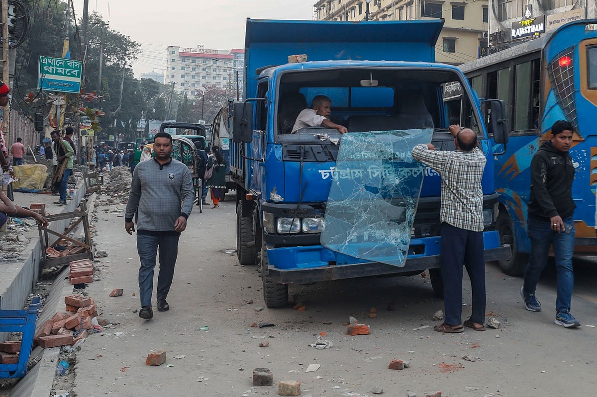 সড়ক ও ফুটপাতে অবৈধভাবে তৈরি করা স্থাপনা উচ্ছেদ করার সময় হকার ও দোকানমালিকেরা সিটি করপোরেশনের কয়েকটি গাড়ি ভাঙচুর করেন। আজ বিকেল পাঁচটায় চট্টগ্রাম নগরের স্টেশন রোড এলাকায়