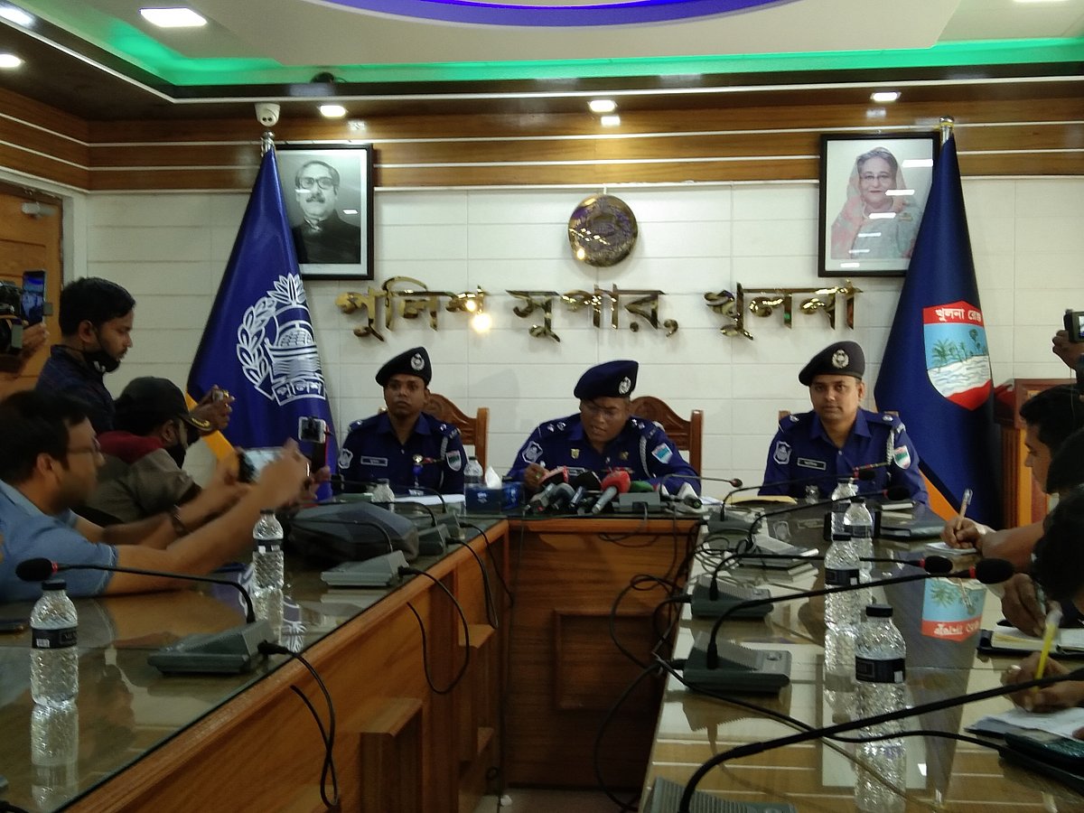সংবাদ সম্মেলনে কথা বলেন খুলনার অতিরিক্ত পুলিশ সুপার সুশান্ত সরকার। শুক্রবার দুপুরে খুলনা জেলা পুলিশ সুপারের কার্যালয়ে