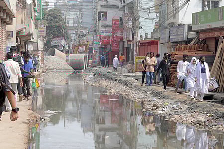 রাজধানীর হাজি ক্যাম্পের পাশে উত্তরখান এলাকায় সড়ক সংস্কারের অংশ হিসেবে কেটে রাখা হয়েছে সড়ক। সেখানে পানি জমে থাকায় দুর্ভোগে পড়েছেন স্থানীয় মানুষ। গত রোববার দুপুরে