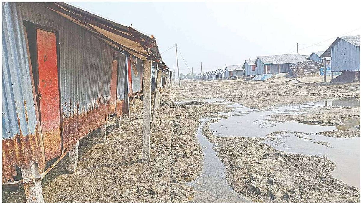 খুলনার কয়রা উপজেলার মঠবাড়ি গ্রামে কয়রা নদীর চরে নির্মিত গুচ্ছগ্রামের জরাজীর্ণ ঘর