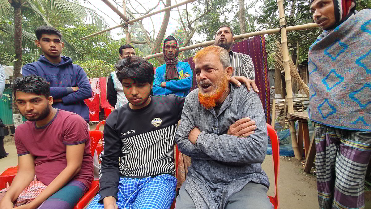 দুই ভাইয়ের একসঙ্গে মৃত্যুতে স্বজনদের আহাজারি থামছে না। এরই মধ্যে তাঁরা প্রস্তুতি নিচ্ছেন কুলখানি আয়োজনের। শুক্রবার সকালে রাজবাড়ী সদর উপজেলার খানখানাপুর এলাকায়