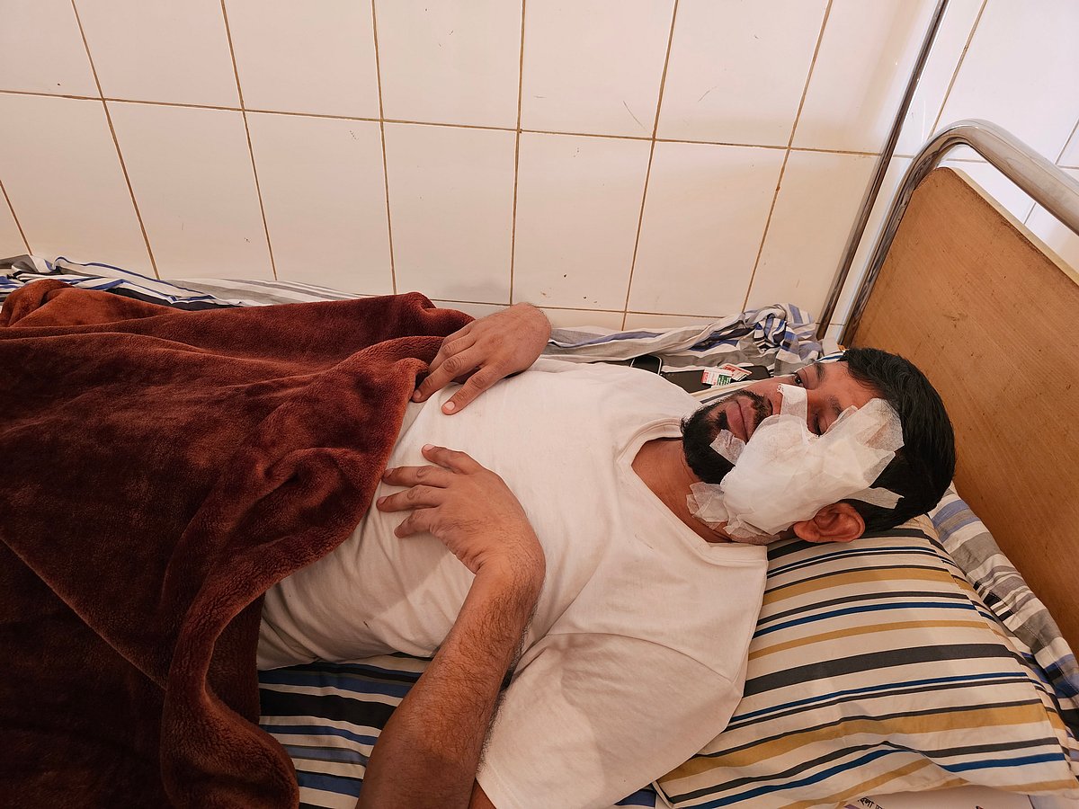 গাজীপুরের কালিয়াকৈর উপজেলা স্বাস্থ্য কমপ্লেক্সে চিকিৎসা নিচ্ছেন ট্রাফিক পুলিশ পরিদর্শক মেহেদী হাসান