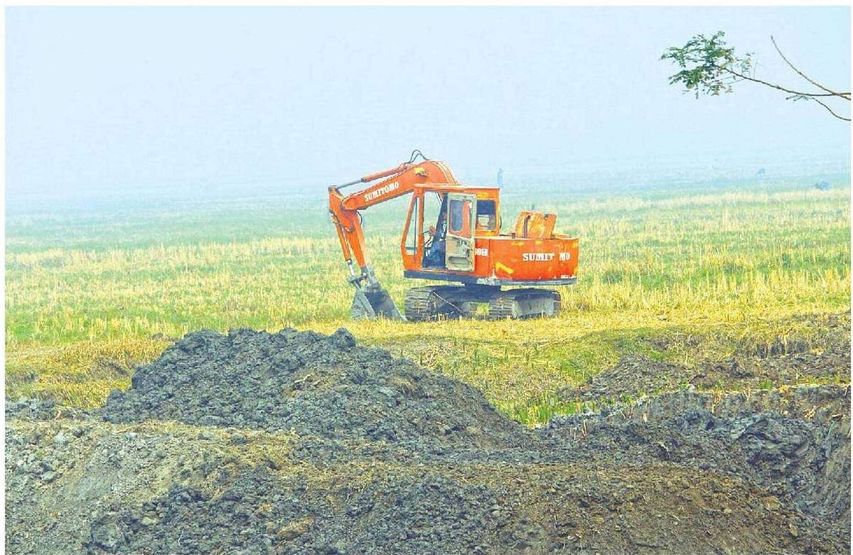 ভোলার দৌলতখান উপজেলার চরপাতা ইউনিয়নের ক্রসড্যাম এলাকায় এক্সকাভেটর দিয়ে কৃষিজমির উপরিভাগের মাটি কেটে নেওয়া হয়। গত বৃহস্পতিবার তোলা ছবি