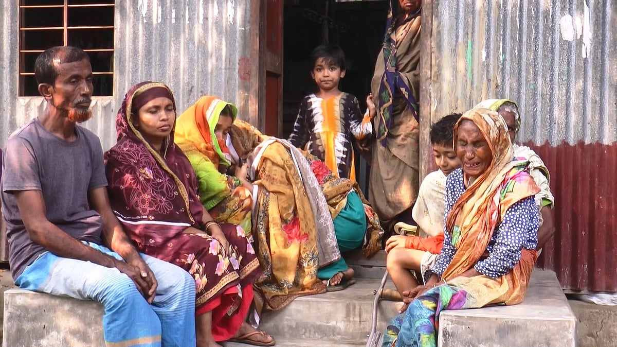 তিউনিসিয়ার উপকূলে ভূমধ্যসাগরে নৌকাডুবিতে নিহত সজীব কাজীর বাড়িতে স্বজনদের আহাজারি। মঙ্গলবার বিকেলে মাদারীপুরের রাজৈর উপজেলার বাজিতপুর ইউনিয়নের কোদালিয়া গ্রামে