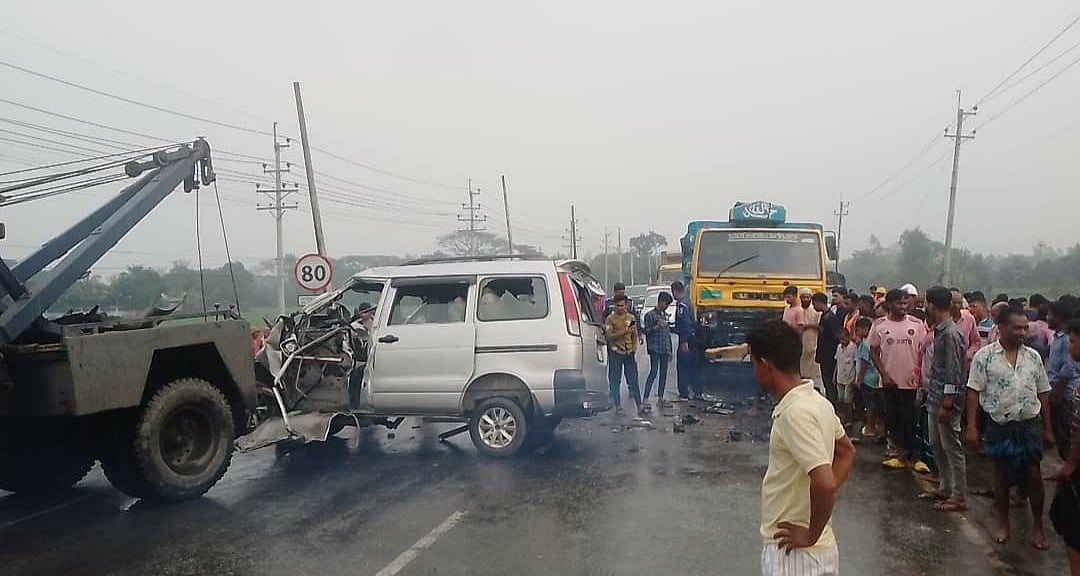 নরসিংদীর শিবপুরে ট্রাকের সঙ্গে মুখোমুখি সংঘর্ষে দুমড়েমুচড়ে যাওয়া মাইক্রোবাস। বৃহস্পতিবার দুপুরে উপজেলার ঢাকা-সিলেট মহাসড়কের ঘাসিরদিয়া এলাকায়
