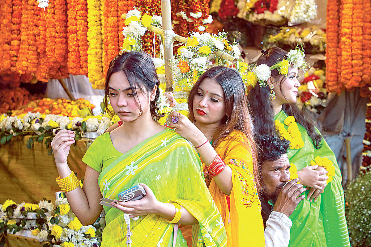 আজ পয়লা ফাল্গুন। একই দিনে পালিত হবে বিশ্ব ভালোবাসা দিবস। এ দিনে প্রিয়জনের হাতে ফুল তুলে দিয়ে ভালোবাসা প্রকাশ করেন অনেকে। তাই দিনটিতে ফুলের চাহিদা থাকে সবচেয়ে বেশি। গতকাল শাহবাগে ফুল কিনে নিজেদের সাজাচ্ছেন কয়েকজন তরুণী