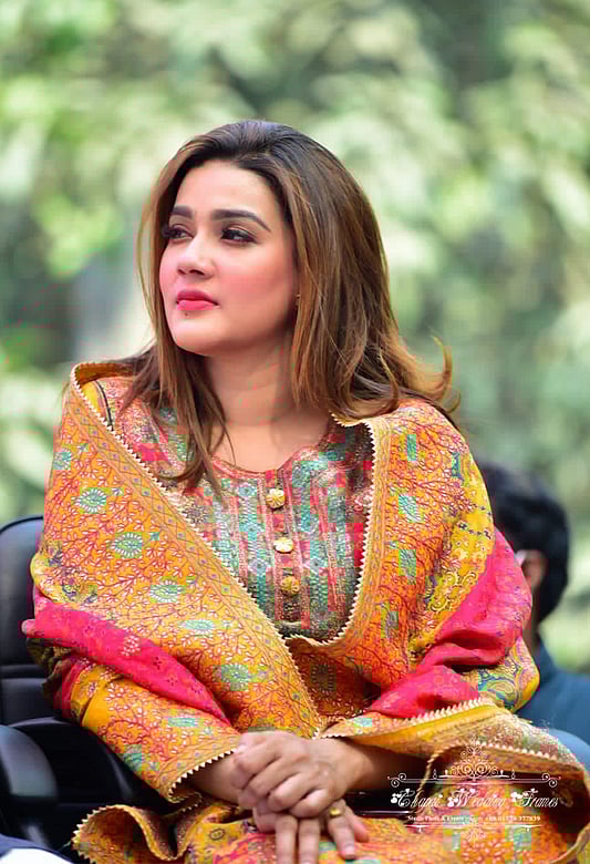 Ayollarning ichkariga kirayotganini tomosha qiling Uchta er-xotin xotinlarini sikishadi, keyin ularni almashtiradilar.