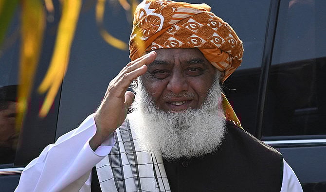 জমিয়ত ওলেমা-ই-ইসলাম-ফজলের (জেইউআইএফ) প্রধান মাওলানা ফজলুর রেহমান