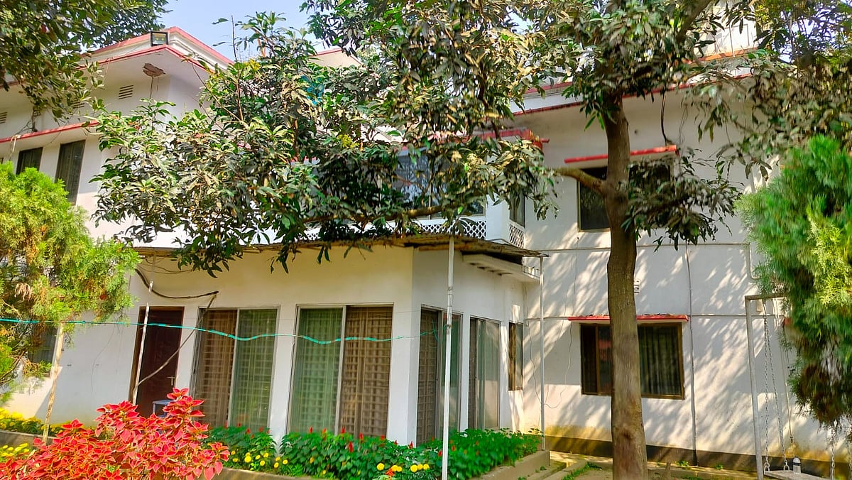 মন্ত্রিপাড়ায় মিন্টো রোডের ৪২ নম্বর বাড়ি সম্প্রতি ছেড়ে দিয়েছেন আওয়ামী লীগের প্রচার ও প্রকাশনা সম্পাদক আবদুস সোবহান মিয়া (গোলাপ)।  গত ১৫ ফেব্রুয়ারি তাঁর নামে বাংলোবাড়িটির বরাদ্দ বাতিল করে গণপূর্ত মন্ত্রণালয়