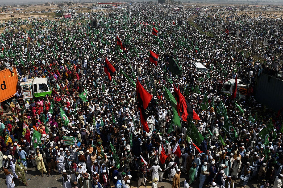 পাকিস্তানে জাতীয় নির্বাচনে ভোট কারচুপির প্রতিবাদে গত শুক্রবার দেশটির সিন্ধু প্রদেশের জামশোরো শহরে বিপুল জনসমাবেশ করে রাজনৈতিক জোট গ্র্যান্ড ডেমোক্রেটিক অ্যালায়েন্স (জিডিএ)