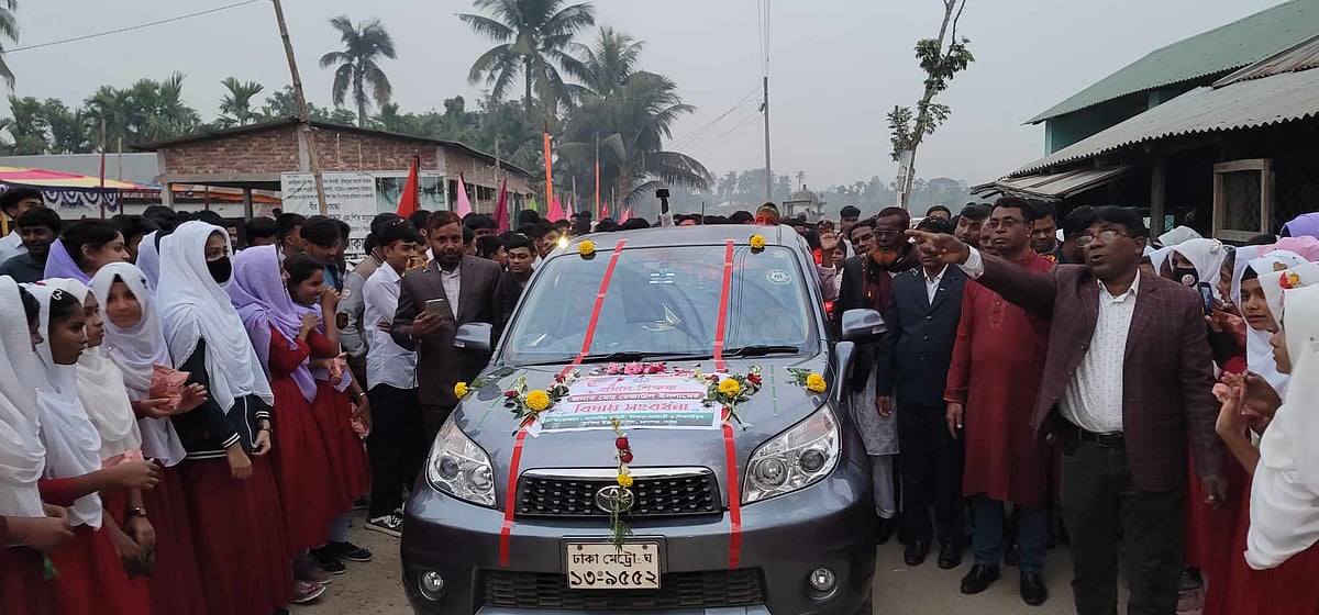 ছাত্রের গাড়িতে বাড়ি ফিরছেন শিক্ষক রেজাউল ইসলাম। গতকাল বুধবার নাটোরের গুরুদাসপুরে