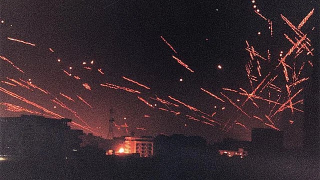 উপসাগরীয় যুদ্ধে বাগদাদের আকাশে বিমানবিধ্বংসী ক্ষেপণাস্ত্রের ঝলকানি। ১৯৯১ সালের ১৭ জানুয়ারি ইরাকের বাগদাদে