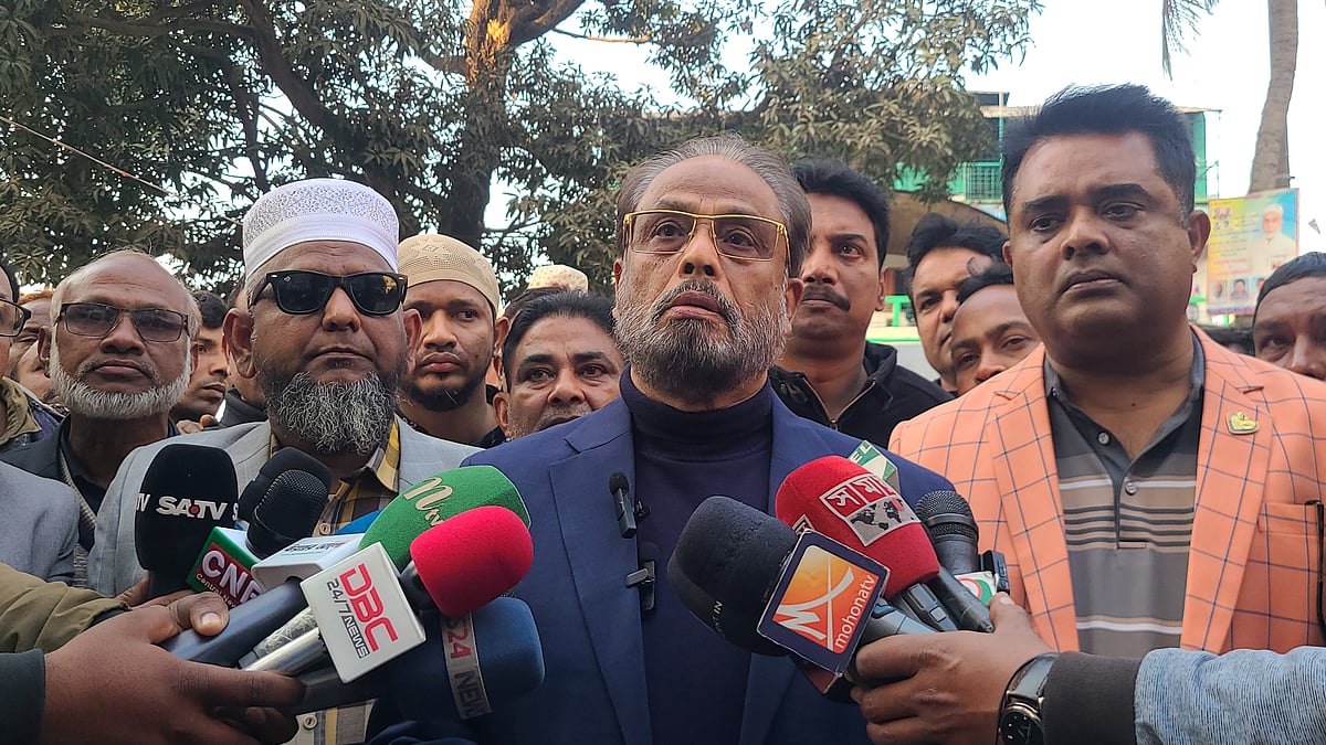 রংপুরে সেন্ট্রাল রোডে দলীয় কার্যালয়ে সাংবাদিকদের সঙ্গে কথা বলছেন জাতীয় পার্টির চেয়ারম্যান জি এম কাদের। শনিবার বিকেলে