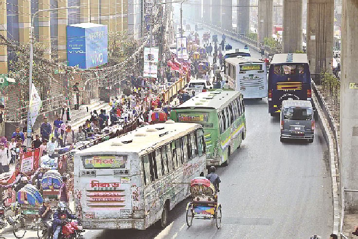 উত্তরা থেকে মতিঝিল মেট্রোরেল চালুর পর এই রুটে এখন বাস সামনের রাস্তা আটকে দীর্ঘ সময় দাঁড়িয়ে থাকে যাত্রীর জন্য। গতকাল সকালে রাজধানীর মিরপুর ১০ নম্বর এলাকা
