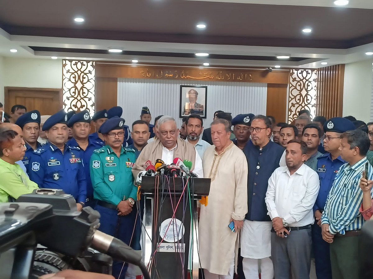 চট্টগ্রামে পুলিশের সঙ্গে মতবিনিময় সভা শেষে সাংবাদিকদের প্রশ্নের জবাব দেন স্বরাষ্ট্রমন্ত্রী আসাদুজ্জামান খান। আজ বিকেলে চট্টগ্রাম জেলা পুলিশ সুপার কার্যালয়ে