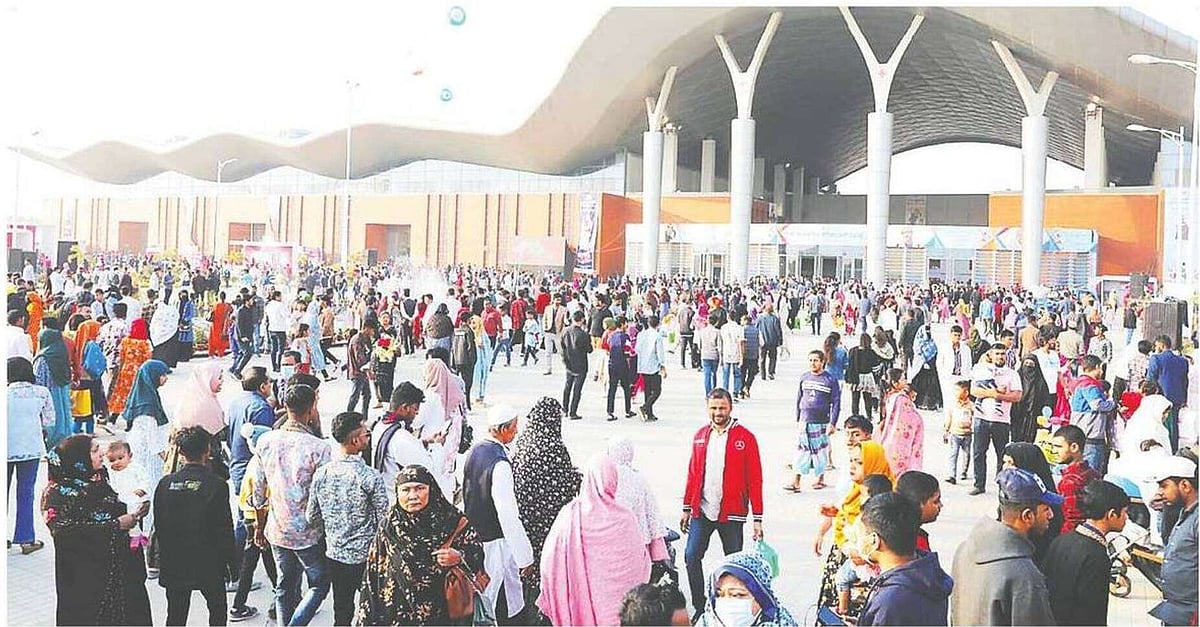 ফেব্রুয়ারির শুরু থেকে ভিড় বাড়তে শুরু করেছে বাণিজ্য মেলায়। দূরবর্তী বিভিন্ন জেলা থেকেও মেলায় ক্রেতা–দর্শনার্থী আসছেন