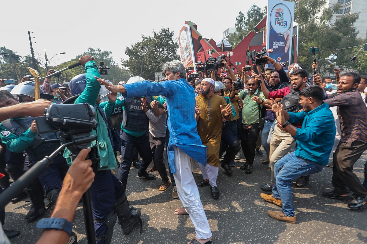 গণতন্ত্র মঞ্চের সচিবালয় অভিমুখী মিছিলে লাঠিপেটা করে পুলিশ। ঢাকা, ২৮ ফেব্রুয়ারি