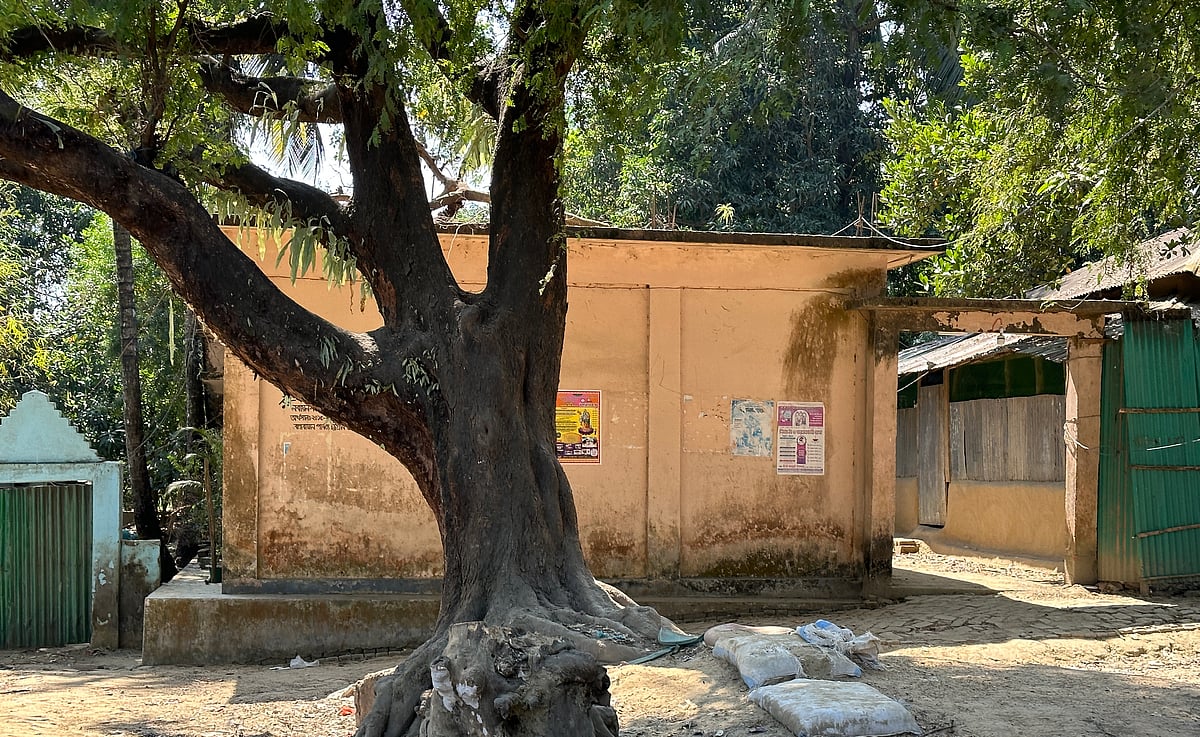 বান্দরবানের নাইক্ষ্যংছড়ি উপজেলার ঘুমধুম ইউনিয়নের হিন্দুপাড়া। এখনো আতঙ্কে প্রয়োজন ছাড়া ঘর থেকে বের হন না পাড়ার বাসিন্দারা। বুধবার সকালে