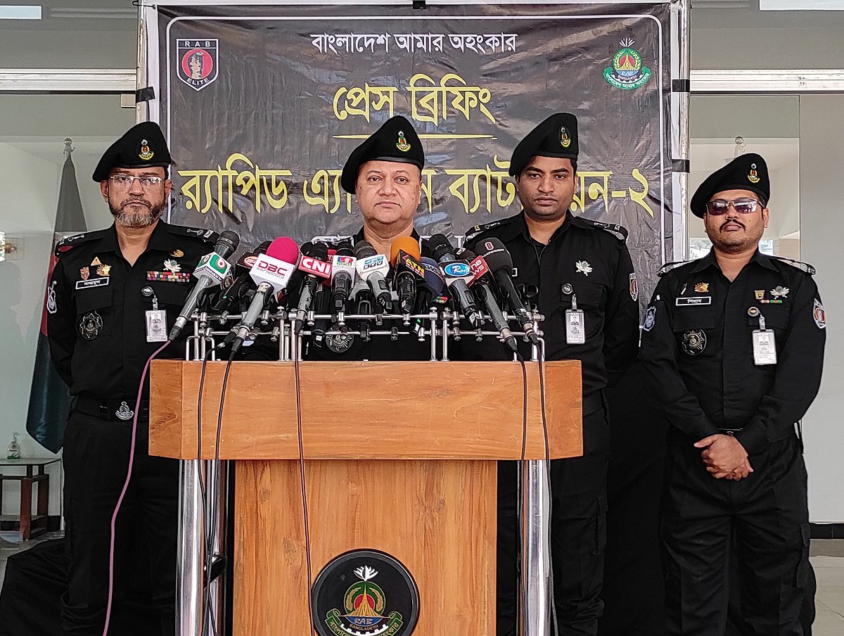 র্যাব-২–এর প্রধান কার্যালয়ে অধিনায়ক অতিরিক্ত ডিআইজি আনোয়ার হোসেন গ্রেপ্তার ব্যক্তিদের অপরাধমূলক কর্মকাণ্ডের বিবরণ তুলে ধরেন। মোহাম্মদপুর, ঢাকা, ১৭ ফেব্রুয়ারি