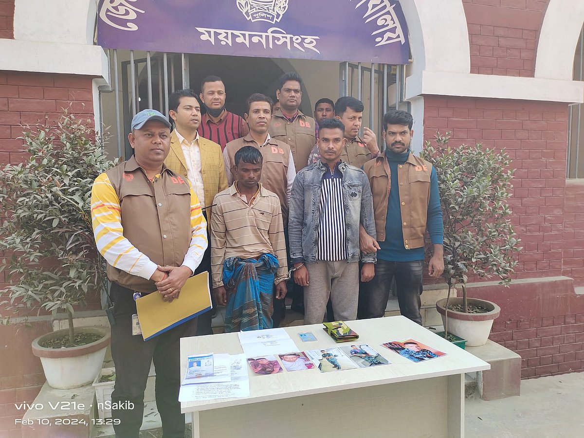 গোয়েন্দা পুলিশের অভিযানে গ্রেপ্তার যুবক ও বিয়ের ঘটক। শনিবার দুপুরে জেলা গোয়েন্দা পুলিশের কার্যালয়ের সামনে