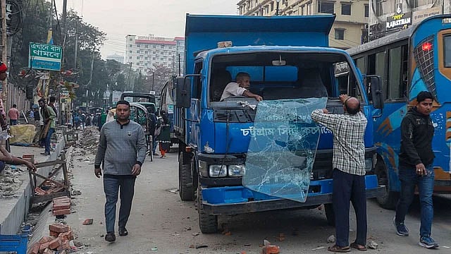 সড়ক ও ফুটপাতে অবৈধভাবে তৈরি করা স্থাপনা উচ্ছেদ করার সময় হকার ও দোকানমালিকেরা সিটি করপোরেশনের কয়েকটি গাড়ি ভাঙচুর করেন। গতকাল সোমবার বিকেল পাঁচটায় চট্টগ্রাম নগরের স্টেশন রোড এলাকায়