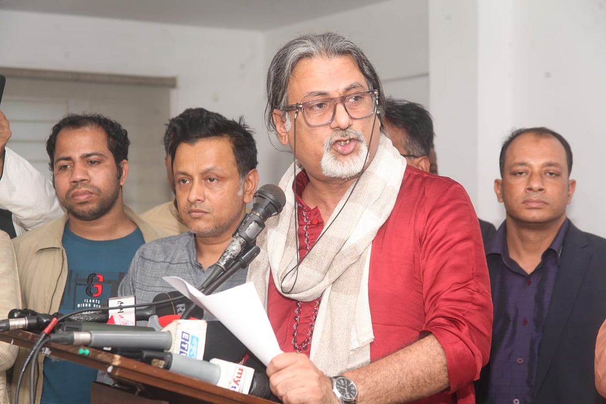 রংপুর বিভাগের শীতার্ত মানুষের জন্য আজ বুধবার বিকেলে শীতবস্ত্র হস্তান্তর অনুষ্ঠানে বক্তব্য দেন যুবলীগ চেয়ারম্যান শেখ ফজলে শামস