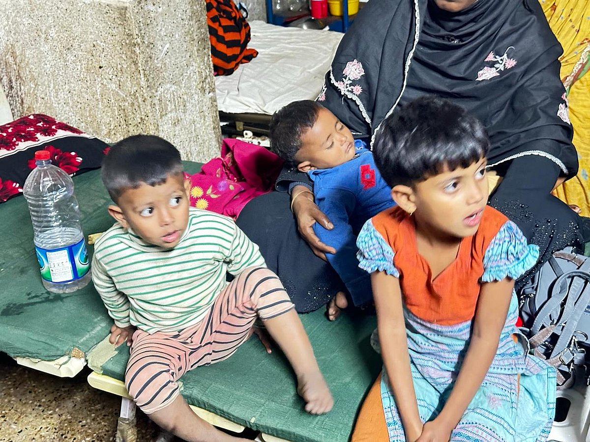 বাবা মারা গেছেন আগেই। মা ফারজানা বেগম লাঠির আঘাতে মারা গেলেন গতকাল। এতিম হয়ে গেল তিন শিশু