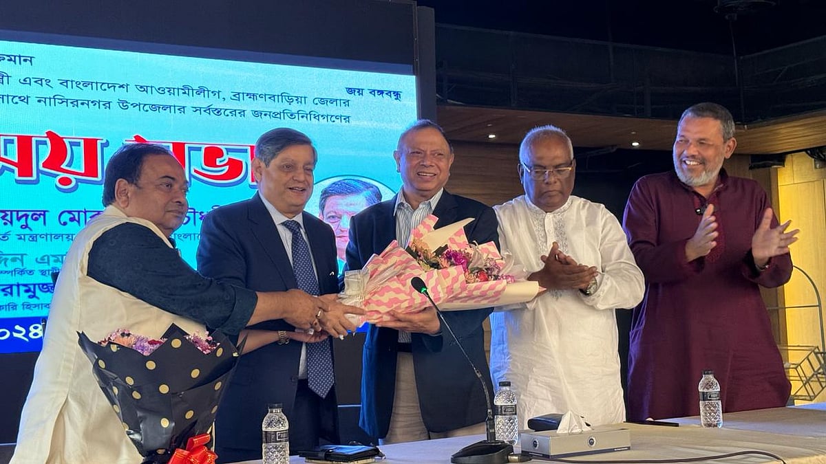 গণপূর্তমন্ত্রীর হাত ধরে আনুষ্ঠানিকভাবে আওয়ামী লীগে যোগ দেন ব্রাহ্মণবাড়িয়া-১ (নাসিরনগর) আসনের সংসদ সদস্য সৈয়দ এ কে একরামুজ্জামান। মঙ্গলবার দুপুরে রাজধানীর উত্তরায় ঢাকা বোট ক্লাবে