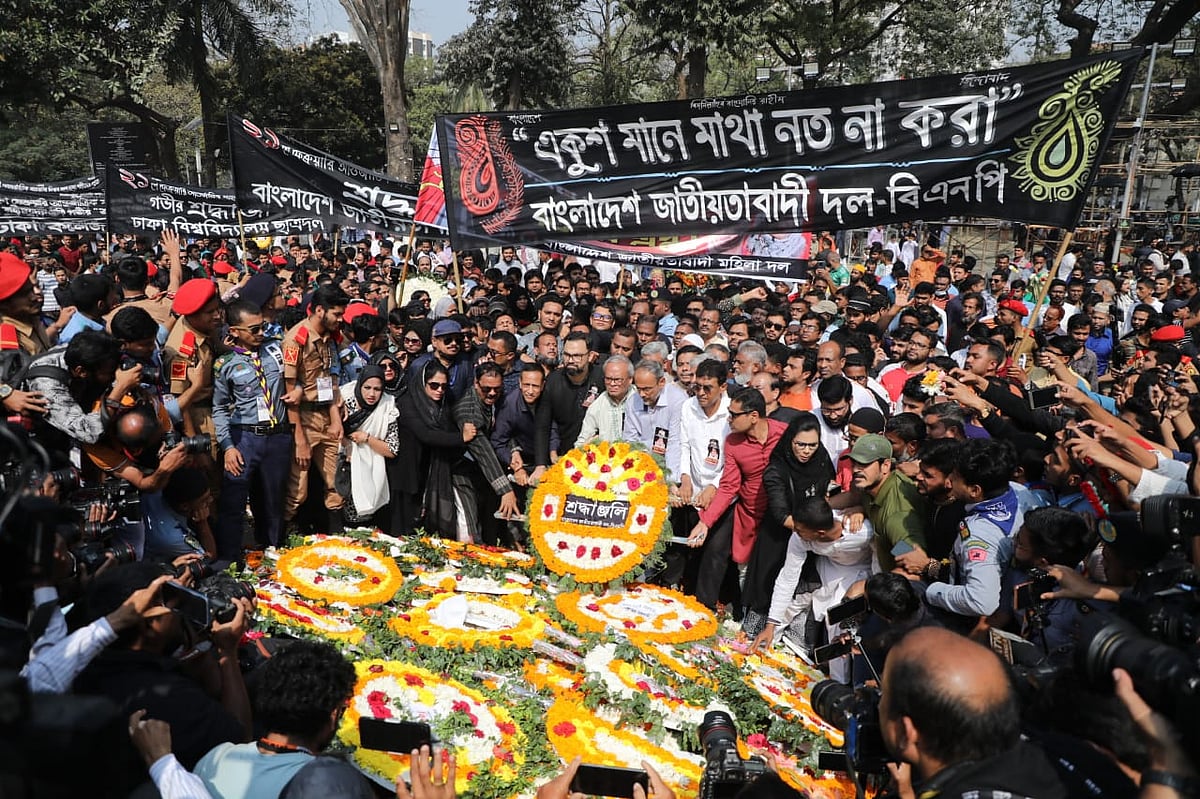 নেতা-কর্মীদের সঙ্গে নিয়ে কেন্দ্রীয় শহীদ মিনারের বেদিতে বিএনপির পক্ষ থেকে পুষ্পস্তবক অর্পণ করেন দলের জ্যেষ্ঠ যুগ্ম মহাসচিব রুহুল কবির রিজভী