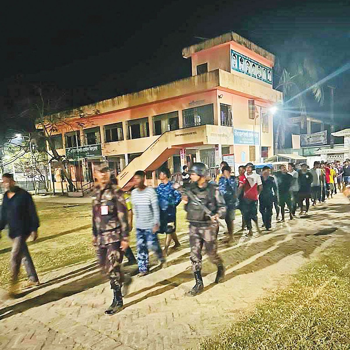 বান্দরবানের ঘুমধুম সীমান্তে আশ্রয় নেওয়া মিয়ানমার বর্ডার গার্ড পুলিশ, সেনাসহ বিভিন্ন সংস্থার ১০১ জনকে টেকনাফের হ্নীলায় স্থানান্তর করা হয়। গতকাল সন্ধ্যায়