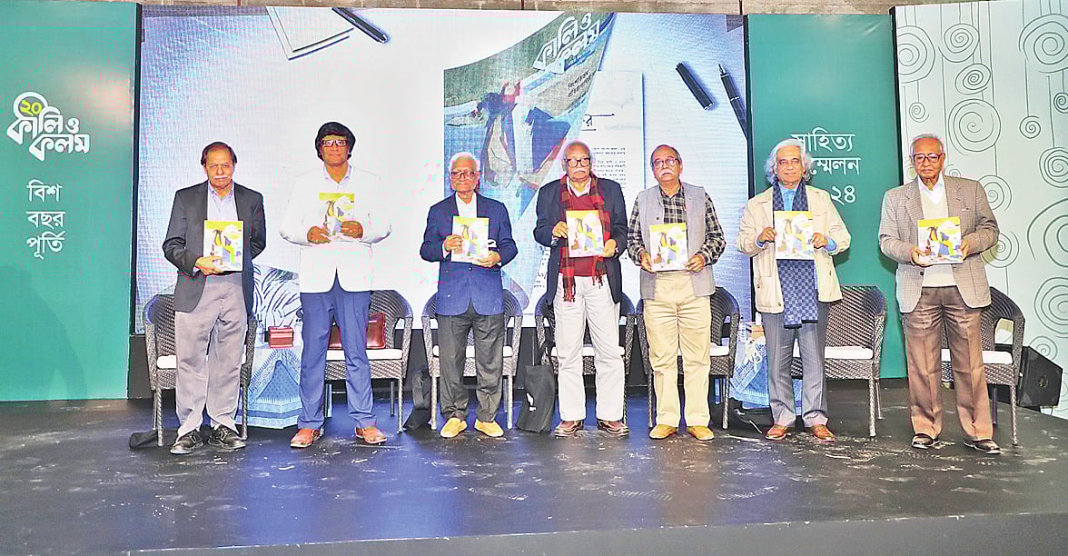 কালি ও কলম পত্রিকার ২০ বছর পূর্তি উপলক্ষে আয়োজিত সাহিত্য সম্মেলনের উদ্বোধনী অনুষ্ঠানে (বাঁ থেকে) সৈয়দ মনজুরুল ইসলাম, চিন্ময় গুহ, সিরাজুল ইসলাম চৌধুরী, রফিকুন নবী, মুনতাসীর মামুন, আবুল খায়ের ও সুব্রত বড়ুয়া। গতকাল সন্ধ্যায় রাজধানীর ধানমন্ডির বেঙ্গল শিল্পালয়ে