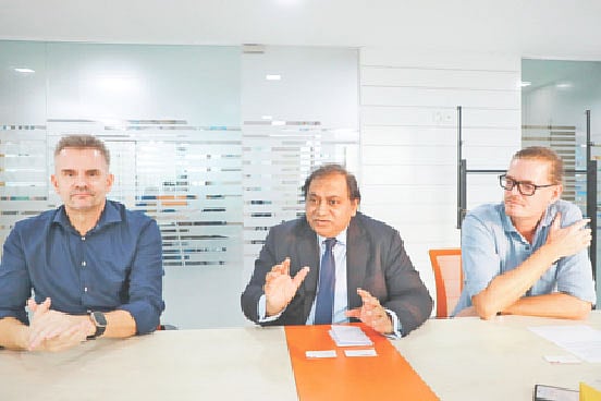 সম্প্রতি ঢাকার তেজগাঁওয়ে এসিআই কো-রো কোম্পানির কার্যালয়ে (ডান থেকে) কো-রোর এশিয়া প্যাসিফিক অঞ্চলের নির্বাহী ভাইস প্রেসিডেন্ট সরেন রৌন, এসিআইয়ের এমডি আরিফ দৌলা ও এসিআই কো-রো কোম্পানির এমডি নিলস রোনো