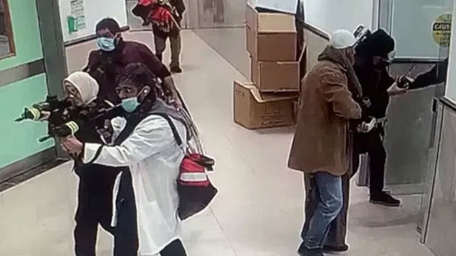 চিকিৎসক ও বেসামরিক মানুষের বেশে পশ্চিম তীরের ইবনে সিনা হাসপাতালে ইসরায়েল বাহিনীর সদস্যরা। ছবিটি সিসিটিভি ফুটেজ থেকে নিয়েছে রয়টার্স