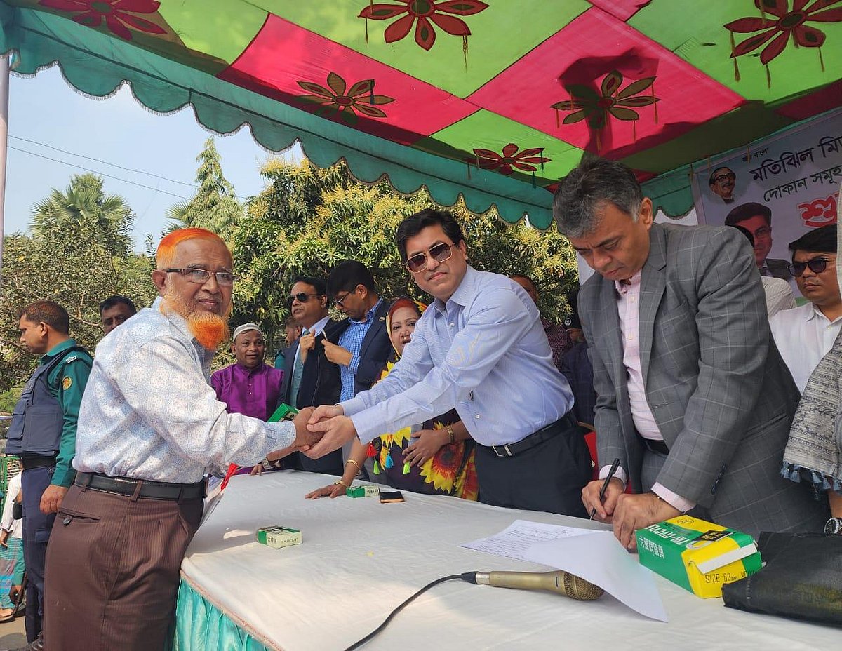 মতিঝিল মিডল সার্কুলার রোড কাঁচাবাজারের দোকান বরাদ্দ পাওয়া ব্যক্তিদের মধ্যে আজ চাবি হস্তান্তর করেন সিটি মেয়র শেখ ফজলে নূর তাপস