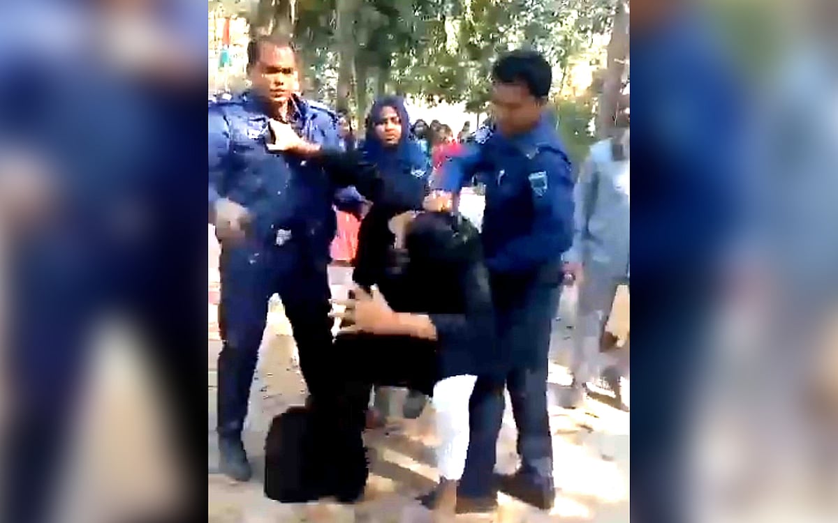 আটকের সময় ওই কিশোরের সঙ্গে পুলিশের ধস্তাধস্তির ঘটনা ঘটেছে। বুধবার বিকেলে নাটোর সরকারি বালিকা উচ্চবিদ্যালয়ে