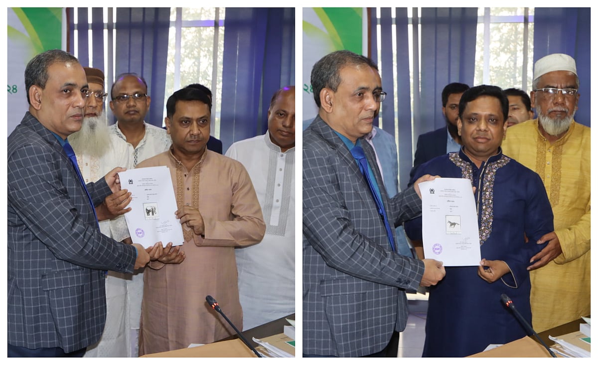 কুমিল্লা সিটি করপোরেশনের মেয়র পদে উপনির্বাচনে প্রতীক বুঝে নিচ্ছেন নূর উর রহমান মাহমুদ ও নিজাম উদ্দিন। আজ শুক্রবার সকালে রিটার্নিং কর্মকর্তার কার্যালয়ে