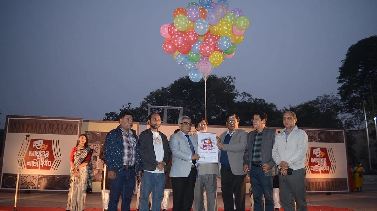 জাতীয় পথনাট্য উৎসবের উদ্বোধন করেন ঢাকা বিশ্ববিদ্যালয়ের উপাচার্য অধ্যাপক এ এস এম মাকসুদ কামাল