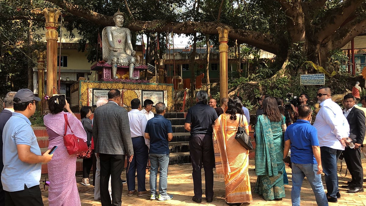 রামুর রাংকুট বনাশ্রম বৌদ্ধবিহারে স্থাপিত সম্রাট অশোকের আবক্ষ মূর্তি দেখছেন বাংলাদেশে নিযুক্ত বিভিন্ন দেশের ৩৪ কূটনীতিক ও মিশনপ্রধান। বুধবার দুপুরে