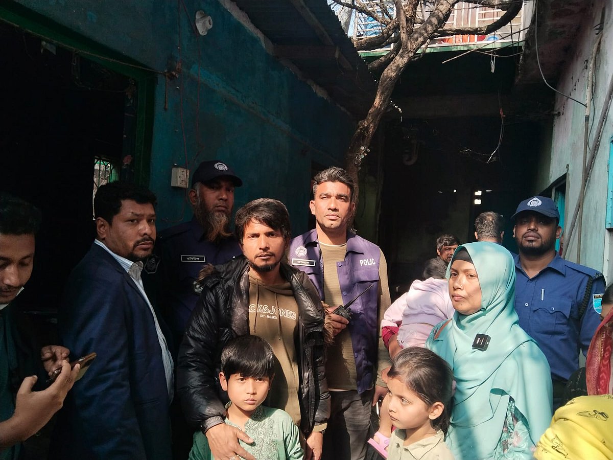 সন্ত্রাসী গোষ্ঠী ‘আব্বা বাহিনী’র অত্যাচার–নির্যাতনের মুখে গত বছর এপ্রিলে নিজেদের বাড়ি ছেড়ে যেতে বাধ্য হয়েছিলেন আবিদ হোসেন ও মরিয়ম আক্তার দম্পতি। পুলিশের সহায়তায় আজ সোমবার ওই বাড়িতে ফিরতে পেরেছেন তাঁরা। আজ সোমবার ঢাকার দক্ষিণ কেরানীগঞ্জের শুভাঢ্যা ইউনিয়নের চর মীরেরবাগে