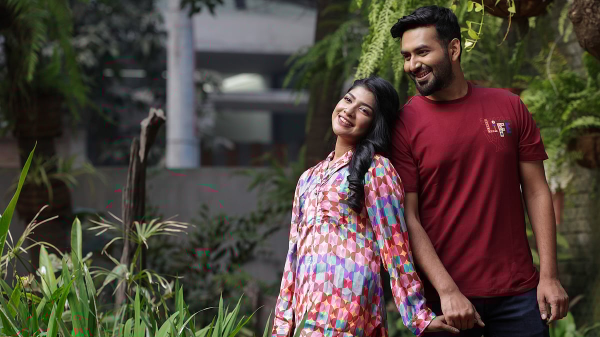 নবদম্পতিরা ভালোবাসার দিনে সেজে উঠতে পারেন রঙিন পোশাকে।