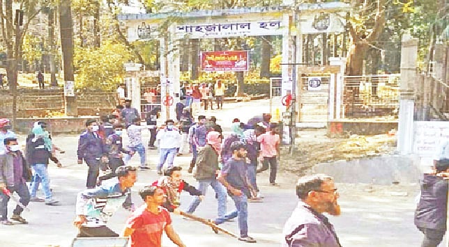 চট্টগ্রাম বিশ্ববিদ্যালয়ে ছাত্রলীগের দুই পক্ষের সংঘর্ষের সময় লাঠিসোঁটা ও রামদা হাতে নেতা-কর্মীরা। গতকাল দুপুরে শাহজালাল হলের সামনে