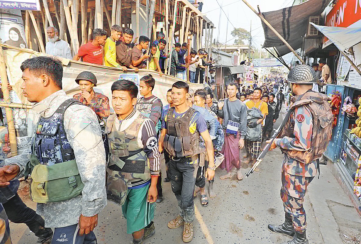 মিয়ানমারের অভ্যন্তরে সংঘাতের জেরে দেশটি থেকে পালিয়ে বাংলাদেশে আশ্রয় নিয়েছেন আরও ১১৪ জন। তাঁদের মধ্যে আছেন মিয়ানমারের সীমান্তরক্ষী বাহিনীর সদস্য, সেনাসদস্য ও সরকারি কর্মকর্তা। গতকাল বিকেলে কক্সবাজারের উখিয়ার থাইংখালী বাজারে