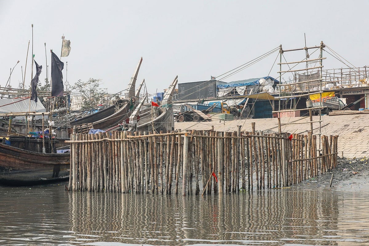 চট্টগ্রাম নগরের ফিশারিঘাটের নতুন মাছবাজারের জন্য কর্ণফুলী নদীতে নির্মাণ করা হচ্ছে ঘাট। এর অংশ হিসেবে নদীতে দেওয়া হচ্ছে গাছের খুঁটি। গত মঙ্গলবার বেলা একটায়