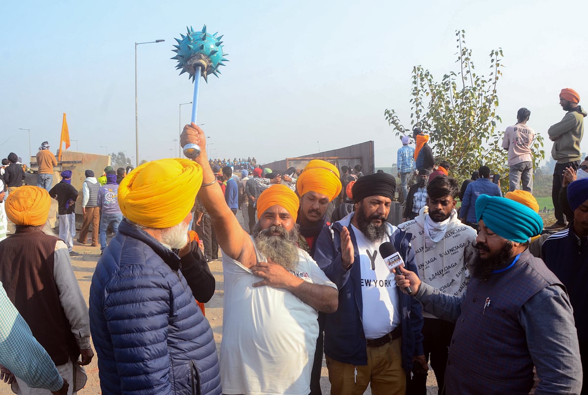 পাঞ্জাবের পাতিয়ালায় কাঁদানে গ্যাসের শেলে আঘাত পাওয়া ‘দিল্লি চলো’ আন্দোলনে অংশ নেওয়া এক কৃষক তার আঘাতের জায়গায়টি দেখাচ্ছেন। ১৮ ফেব্রুয়ারি